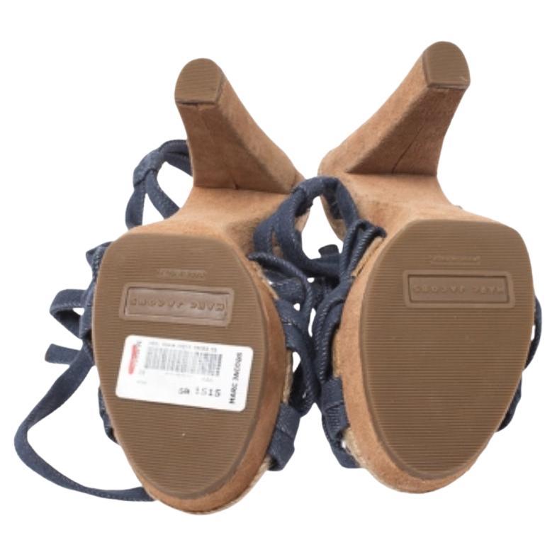 Troverai sempre delle scuse per indossare questi splendidi sandali di Marc Jacobs, che sono all'insegna del divertimento! Questi sandali sono realizzati in denim con un design alla moda. Sono dotate di cinturini alla caviglia, tacco di 11,5 cm e