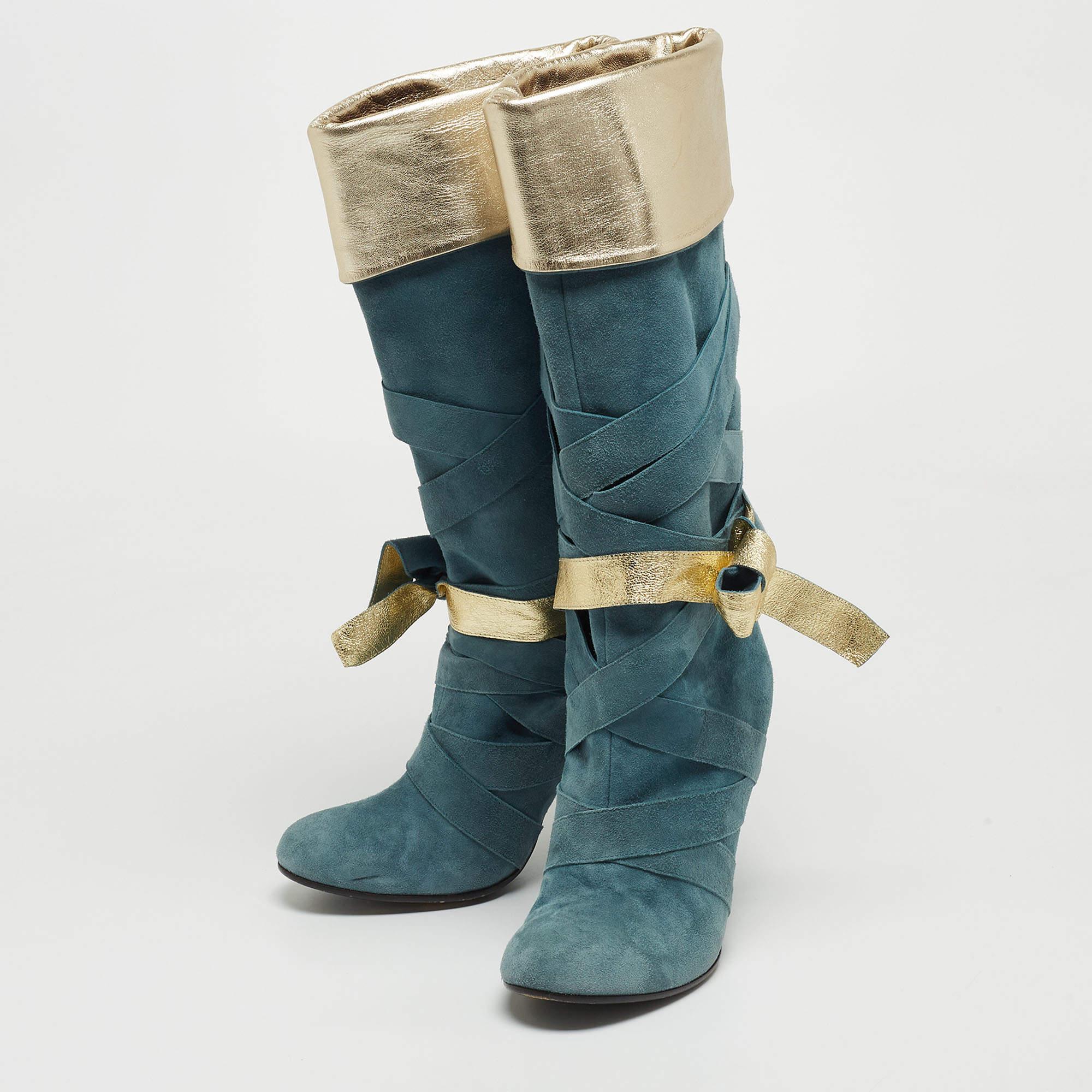 Elevate your style with these Marc Jacobs boots for women. Crafted with precision these chic and versatile boots seamlessly blend fashion and comfort offering sophistication for every season.