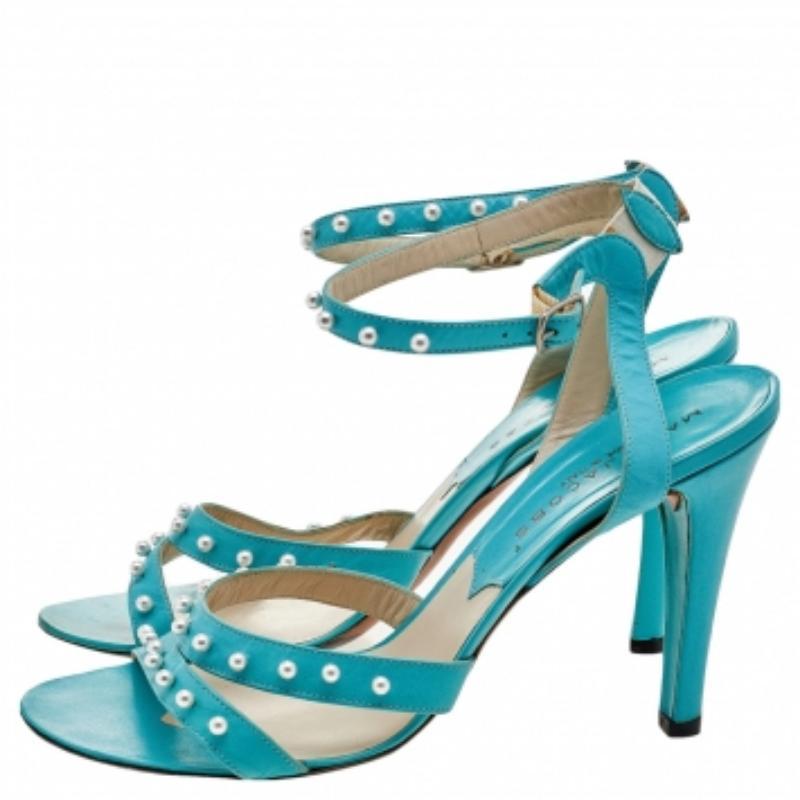 Add a pop of color to your outfit by wearing these sandals from the House of Marc Jacobs! They are made from blue leather, with intricate embellishments elevating their upper. They feature an ankle strap, pointy heels, and silver-tone hardware.