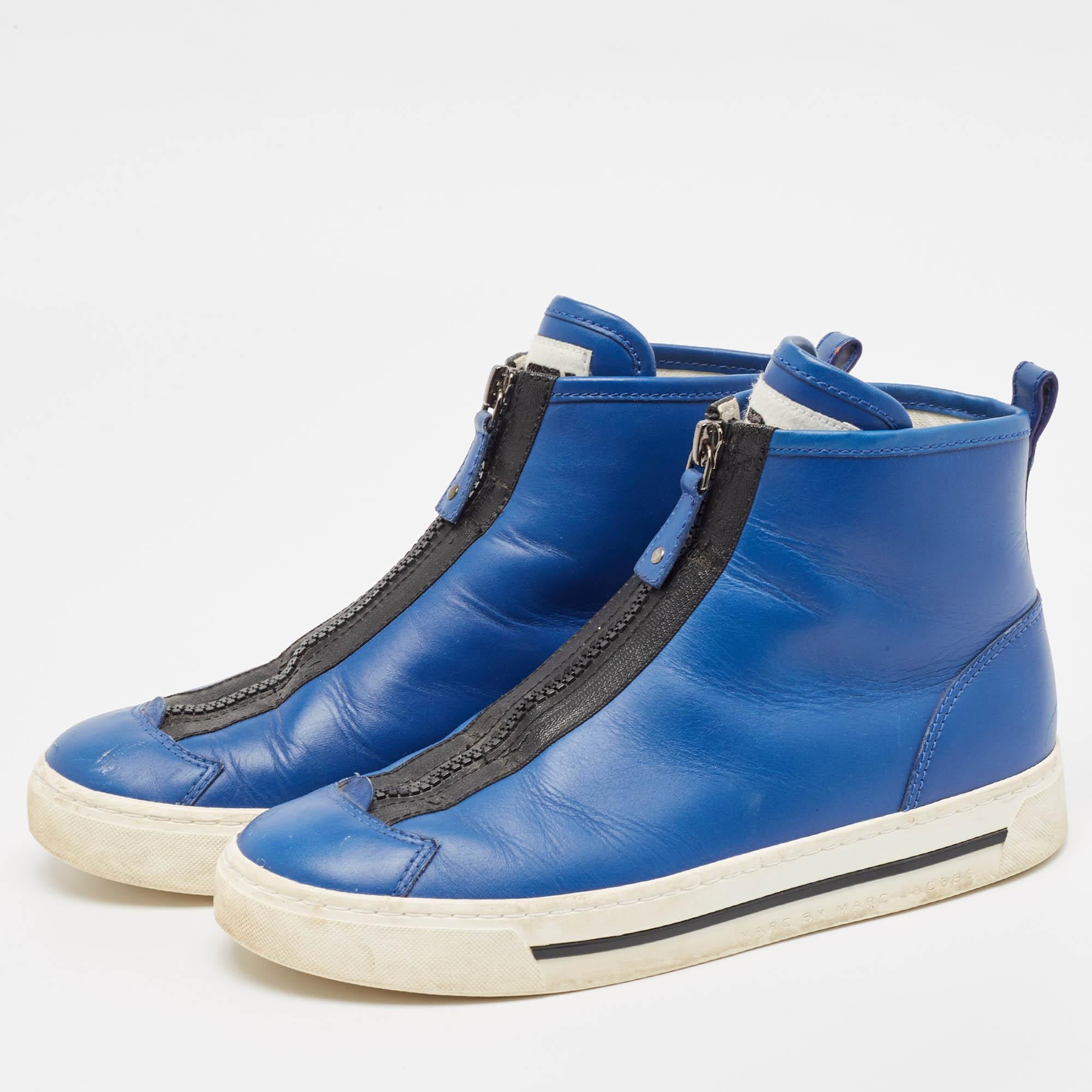 Dai un tocco chic al tuo abbigliamento con questo paio di sneakers firmate. La creazione è cucita perfettamente per aiutarvi a farvi notare a lungo.