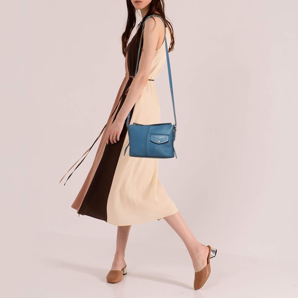 Expresa tu estilo personal con este bolso crossbody de alta gama. Fabricado con materiales de calidad, se le han añadido finos detalles y tiene un acabado perfecto. Presenta un interior bien dimensionado.