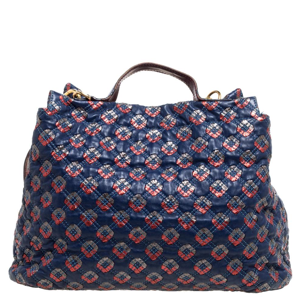 Questa borsa Marc Jacobs Memphis Robert Jena ha un design trapuntato. Questa borsa è dotata di nappe in pelle, finiture dorate, doppio manico superiore, chiusura con coulisse e tracolla. Foderata in raso, all'interno ospita un'unica tasca con