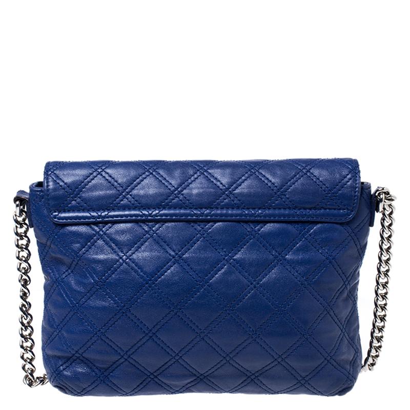 This Marc Jacobs Day To Night crossbody bag can be worn with any outfit from day to night, as the name suggests. Crafted from blue-colored leather, this bag features quilt stitching on its exterior and a push-lock closure detail on the flap. It is