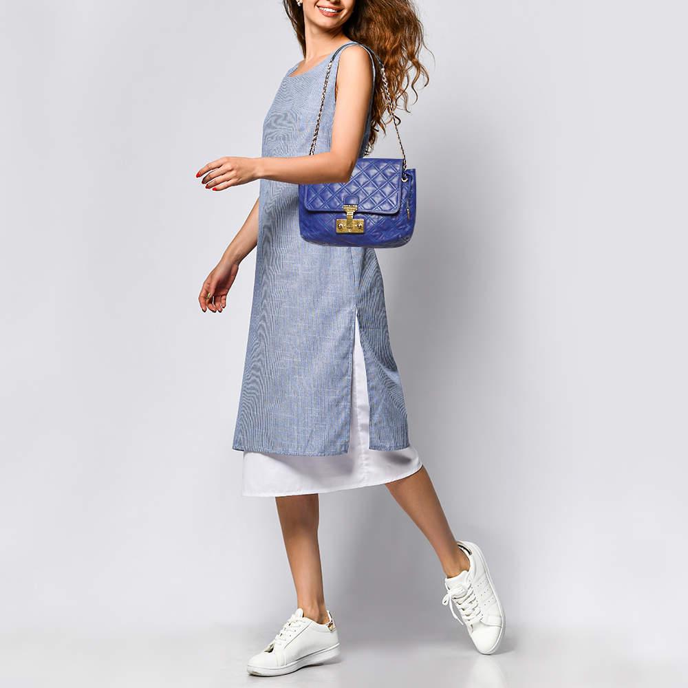 Expresa tu estilo personal con este bolso crossbody de alta gama. Fabricado con materiales de calidad, se le han añadido finos detalles y tiene un acabado perfecto. Presenta un interior bien dimensionado.
