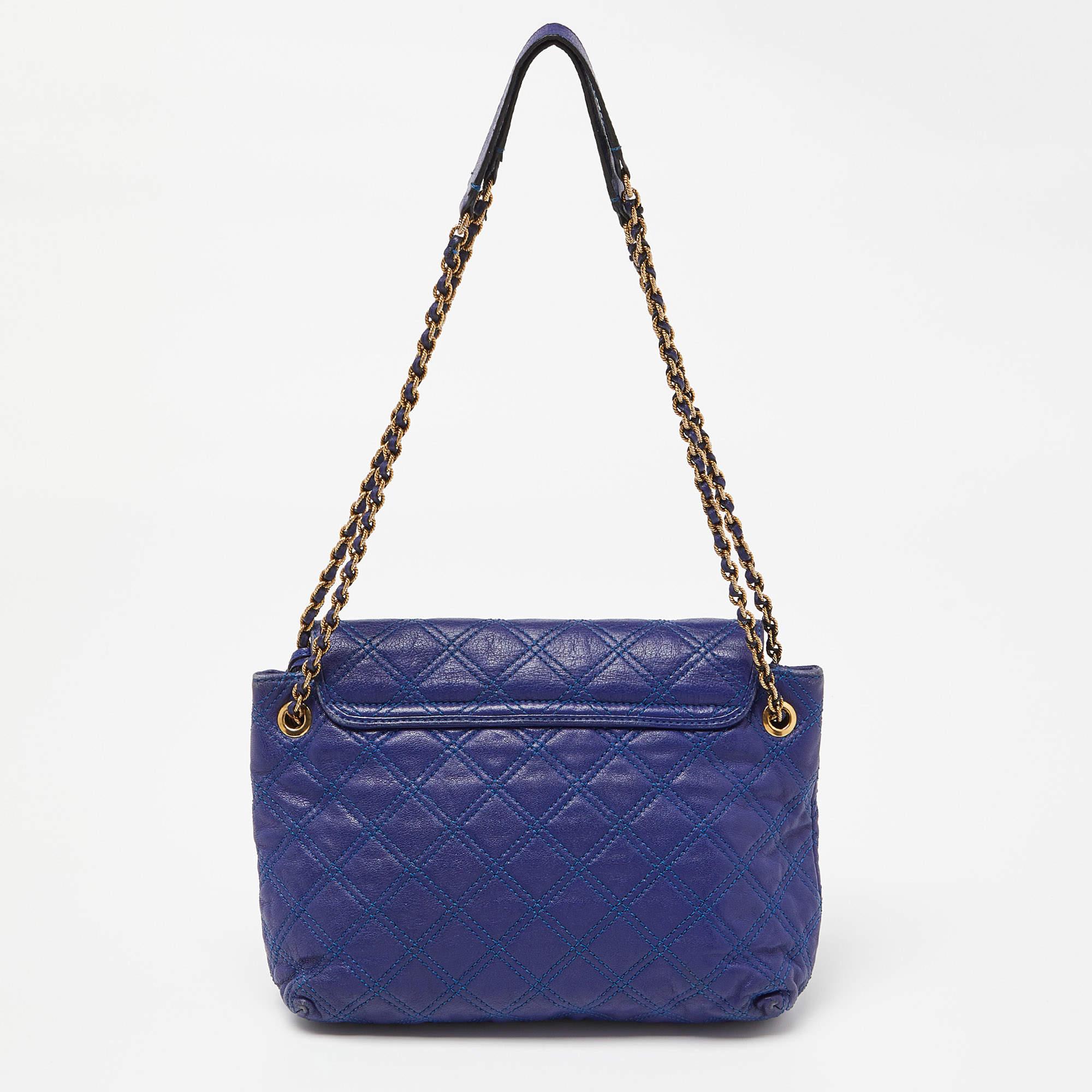Marc Jacobs Bolso cruzado con solapa de piel acolchada azul en Bueno estado para la venta en Dubai, Al Qouz 2