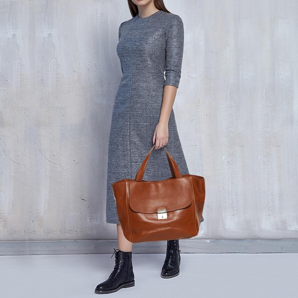 Elegant and stylish, Marc Jacobs' designs capture the effortless, nonchalant finesse of the modern woman. Crafted from leather in a brown hue, this chic tote features a handy front pocket and a spacious interior. The sleek, understated silhouette is