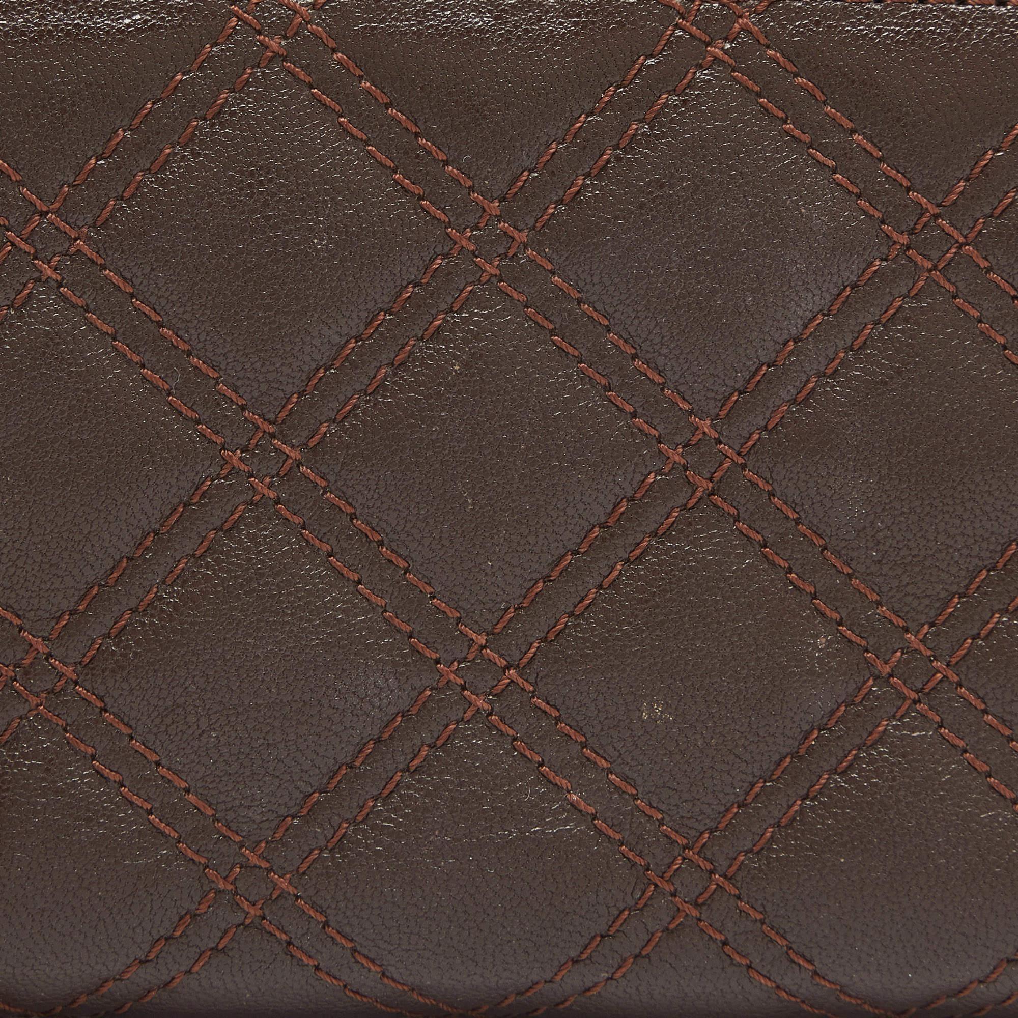 Women's Marc Jacobs Brown Quilted Leather Deluxe Zip Around Wallet For Sale