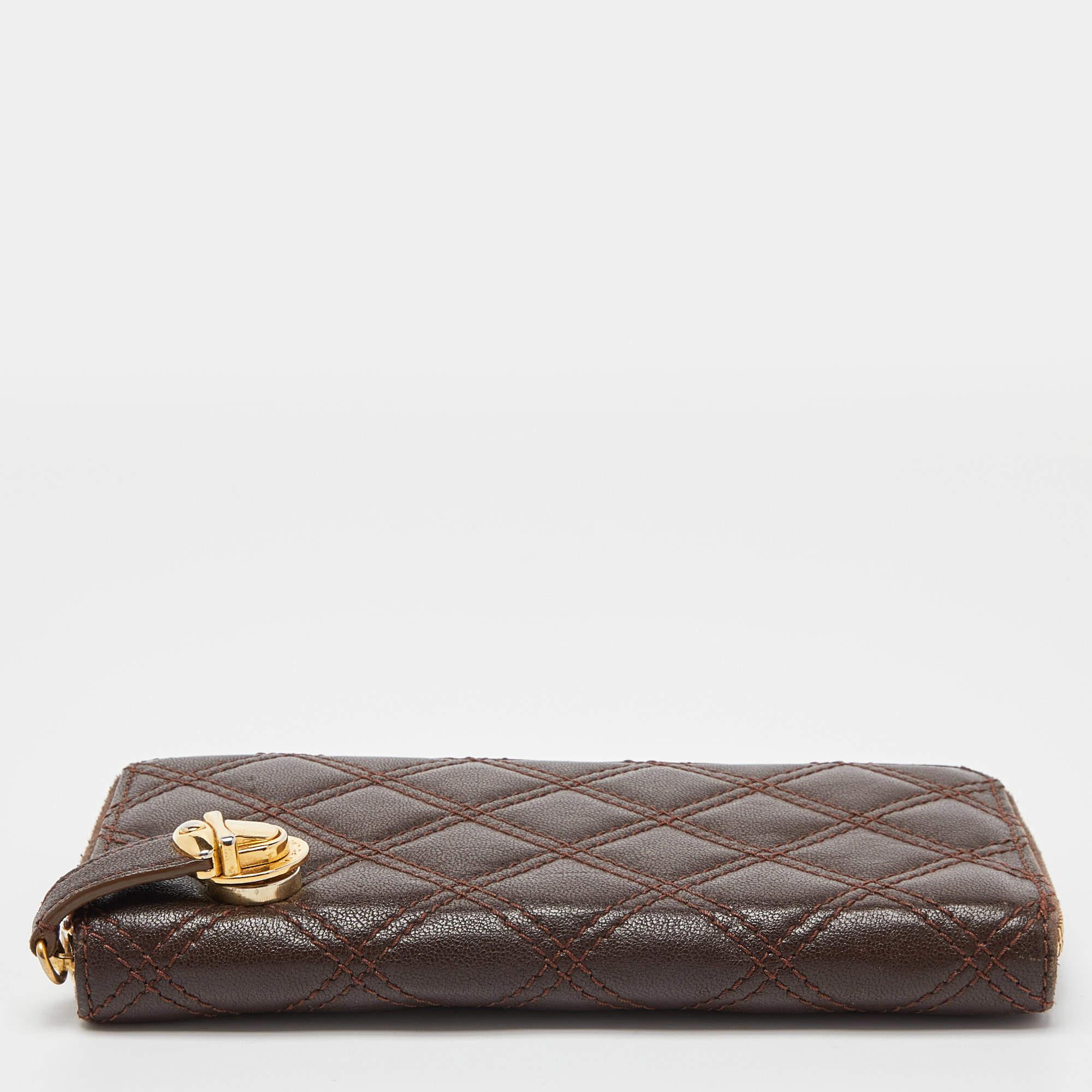 Marc Jacobs Brown Quilted Leather Deluxe Zip Around Wallet For Sale 2