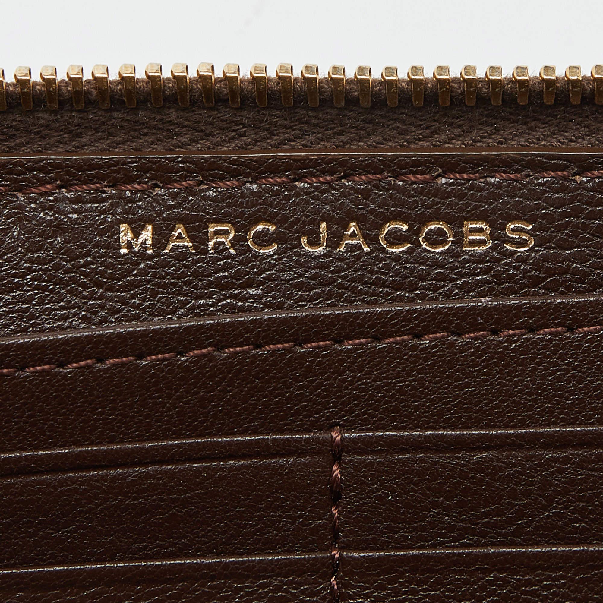 Marc Jacobs Brown Quilted Leather Deluxe Zip Around Wallet For Sale 3
