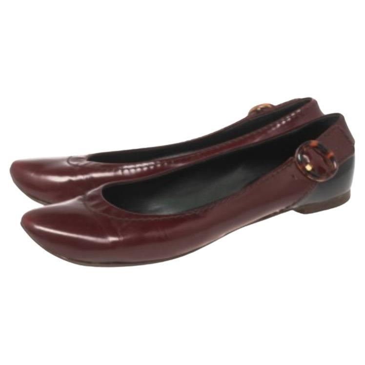How chic are these ballet flats from the House of Marc Jacobs! They are made from burgundy patent leather on the exterior. They showcase a slip-on feature and gold-tone hardware. These ballet flats are the best pick for casual use.