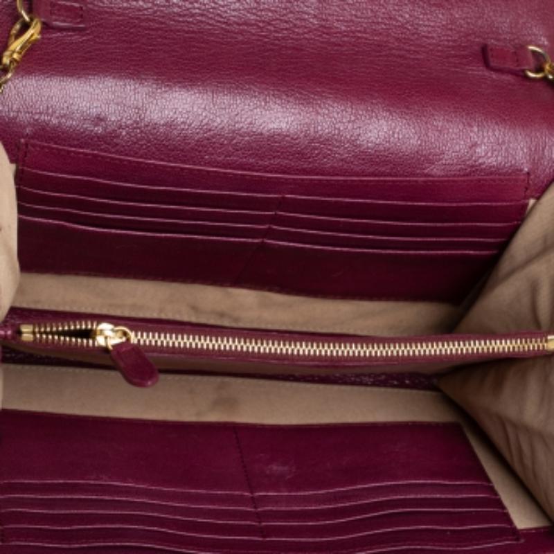 Marc Jacobs Burgundy Quilted Leather Flap Chain Clutch In Fair Condition For Sale In Dubai, Al Qouz 2