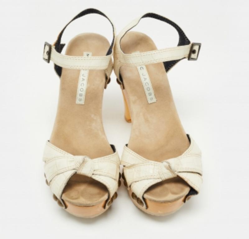 Beige Marc Jacobs Cream Croc Embossed Leather Ankle Strap Clog Sandals Taglia 39 in vendita