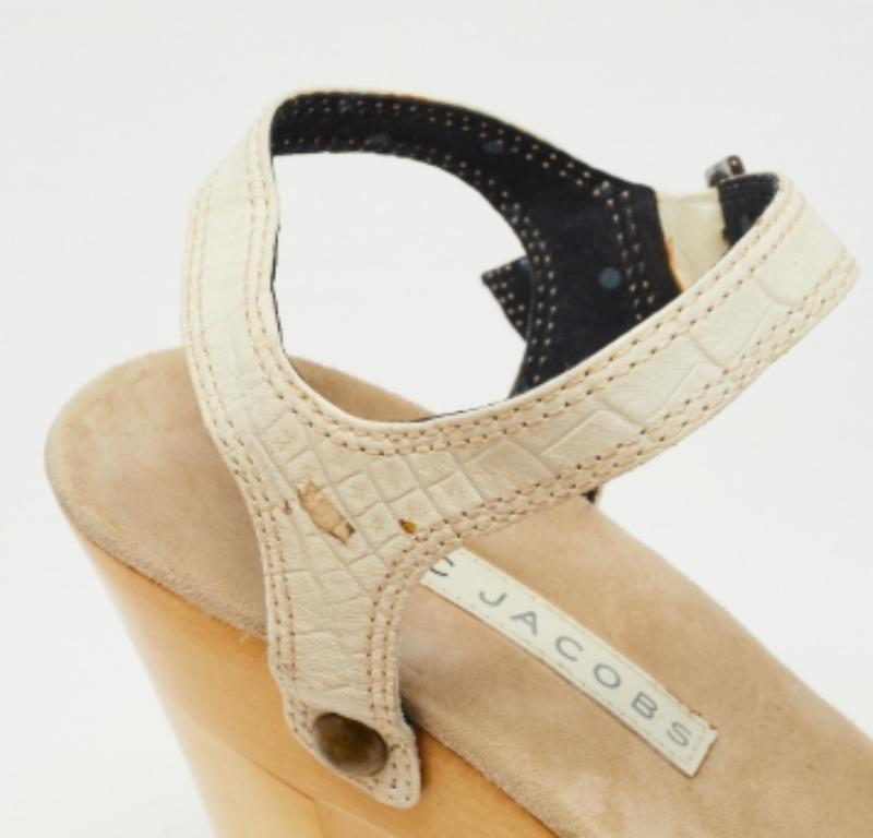 Marc Jacobs Cream Croc Embossed Leather Ankle Strap Clog Sandals Taglia 39 in vendita 1