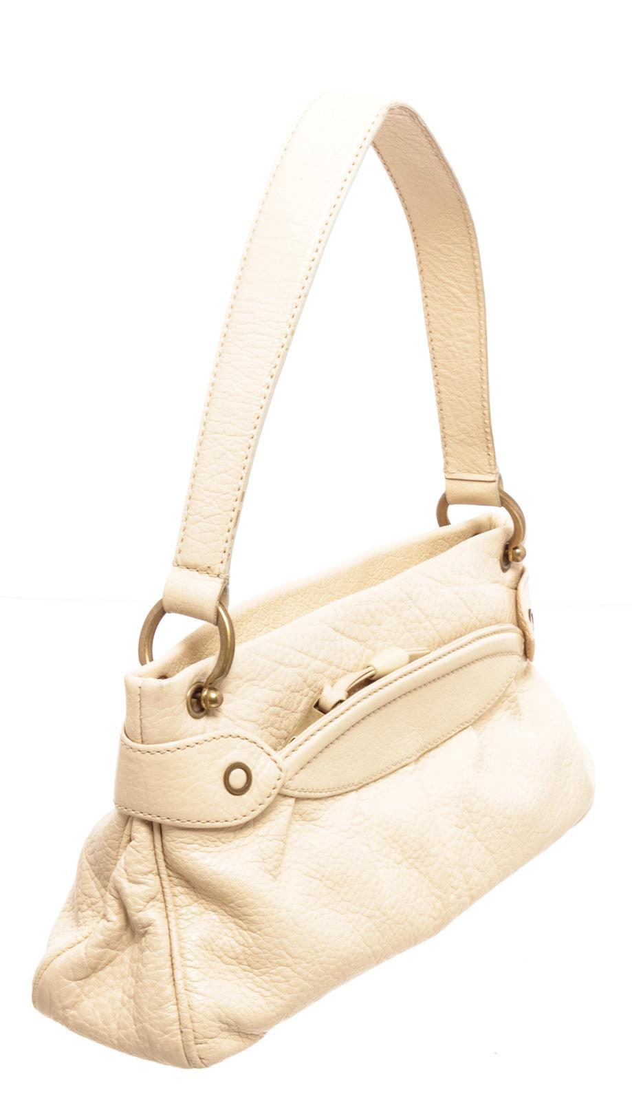 Marc Jacobs Cream Leather Shoulder Bag with gold-tone hardware, interior zip pockets, suede lining, leather shoulder strap, and zipper closure.

24589MSC