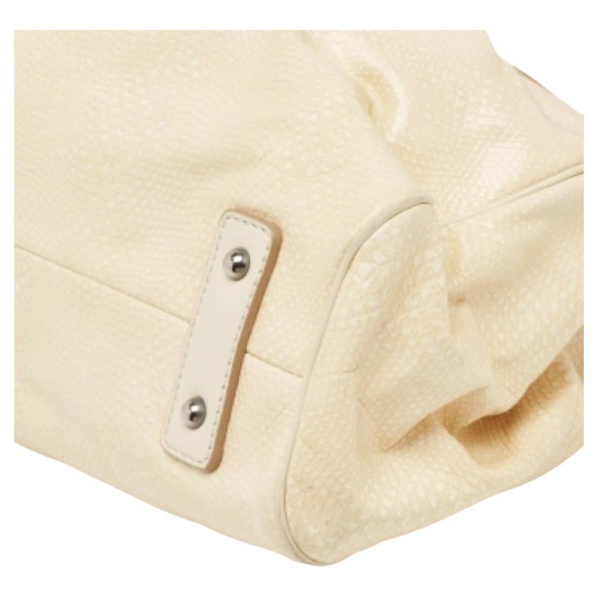 Perfect for conveniently housing your essentials in one place, this Marc Jacobs Stam bag is a worthy investment. It has notable details and offers a look of luxury.