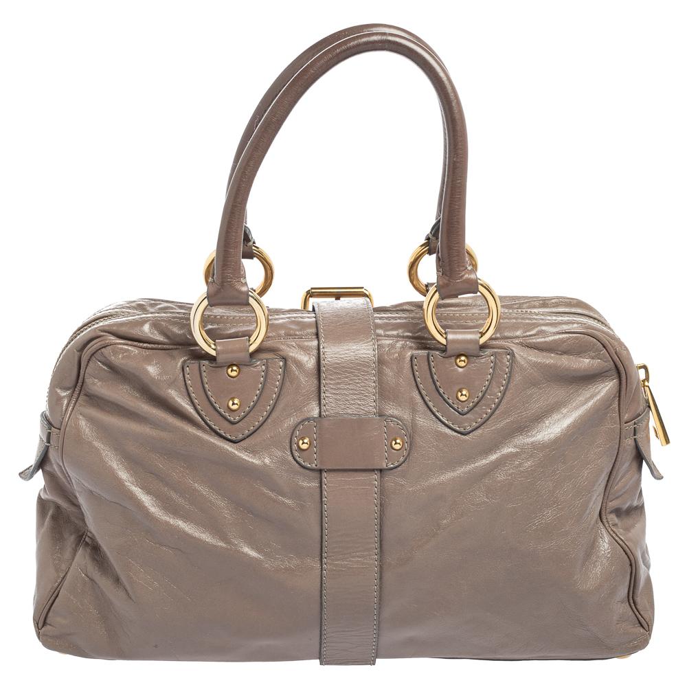 Marc Jacobs' range of beautiful, everyday bags includes this satchel! It comes crafted from dark beige leather and gold-tone hardware. The bag has a spacious fabric interior that can easily hold your daily essentials and dual top handles for you to