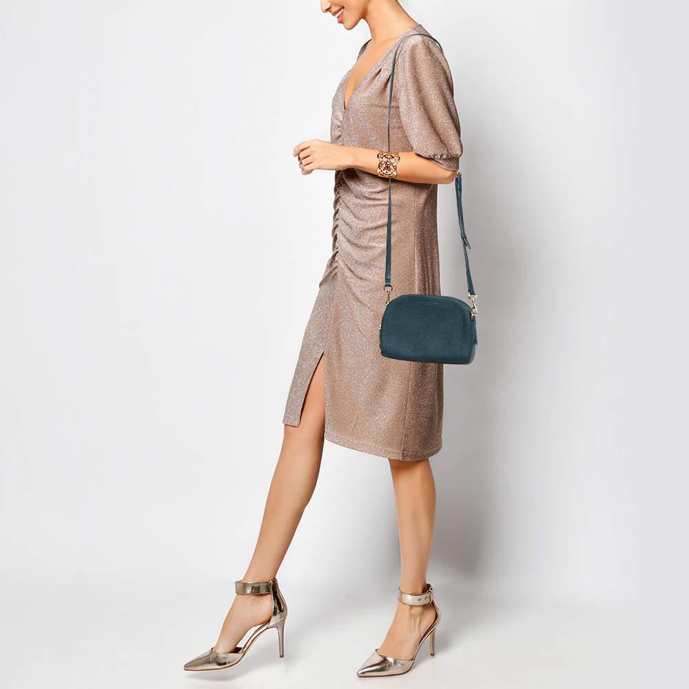 Express your personal style with this high-end crossbody bag. Crafted from quality materials, it has been added with fine details and is finished perfectly. It features a well-sized interior.
