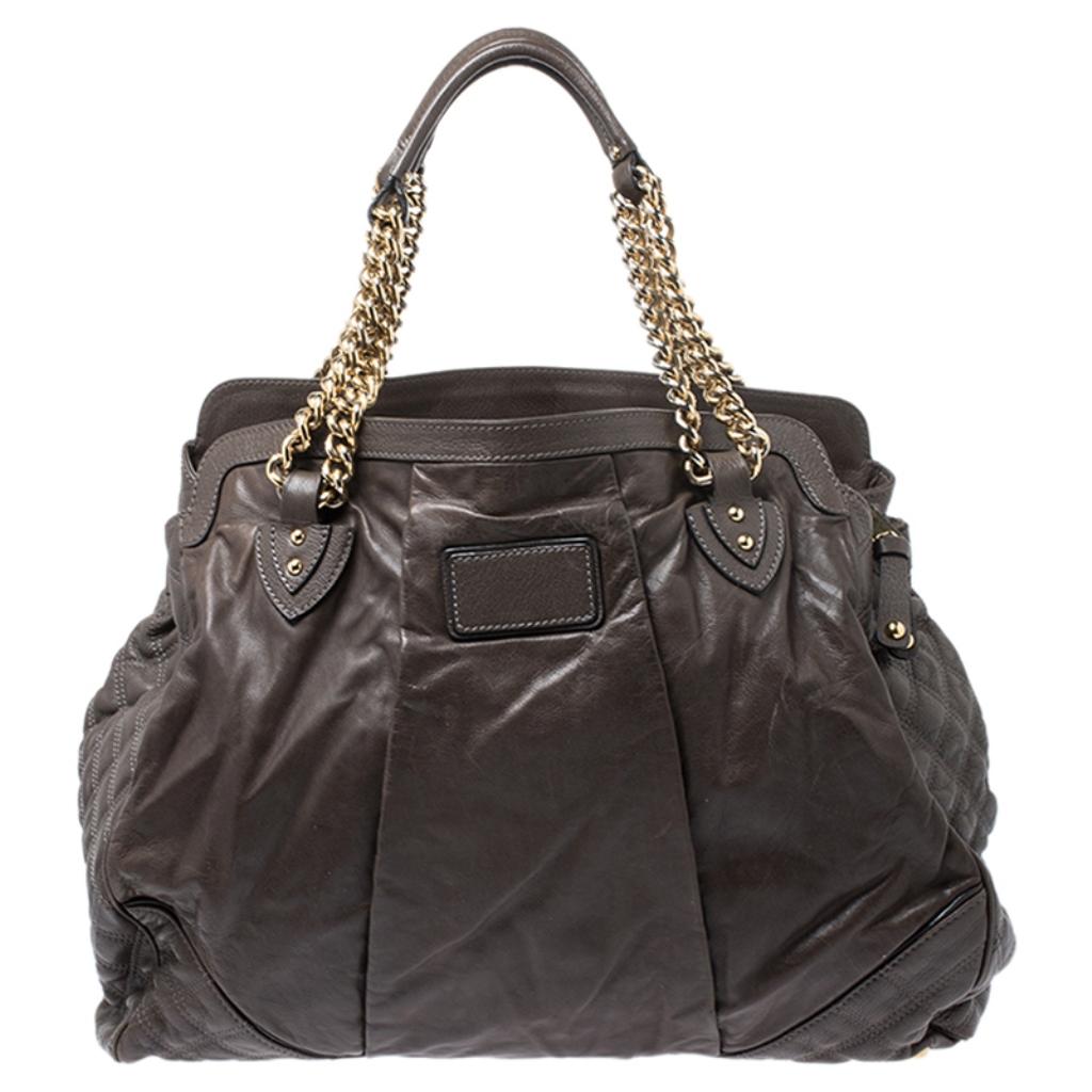 Elevate the charm of your wardrobe with this practical Marc Jacobs Classic East-West tote. Made from dark grey leather with quilted detailing, this tote features double chain-link handles, four protective feet and a spacious fabric-lined