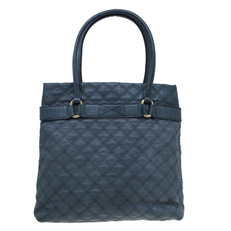 This ultra cool Marc Jacobs Casey bag was seen carried by the beloved Jennifer Garner. It is crafted from dark grey quilted leather with a diamond double stitched details. This beautiful bag comes with a knot tied buckled belt with a plaque and a