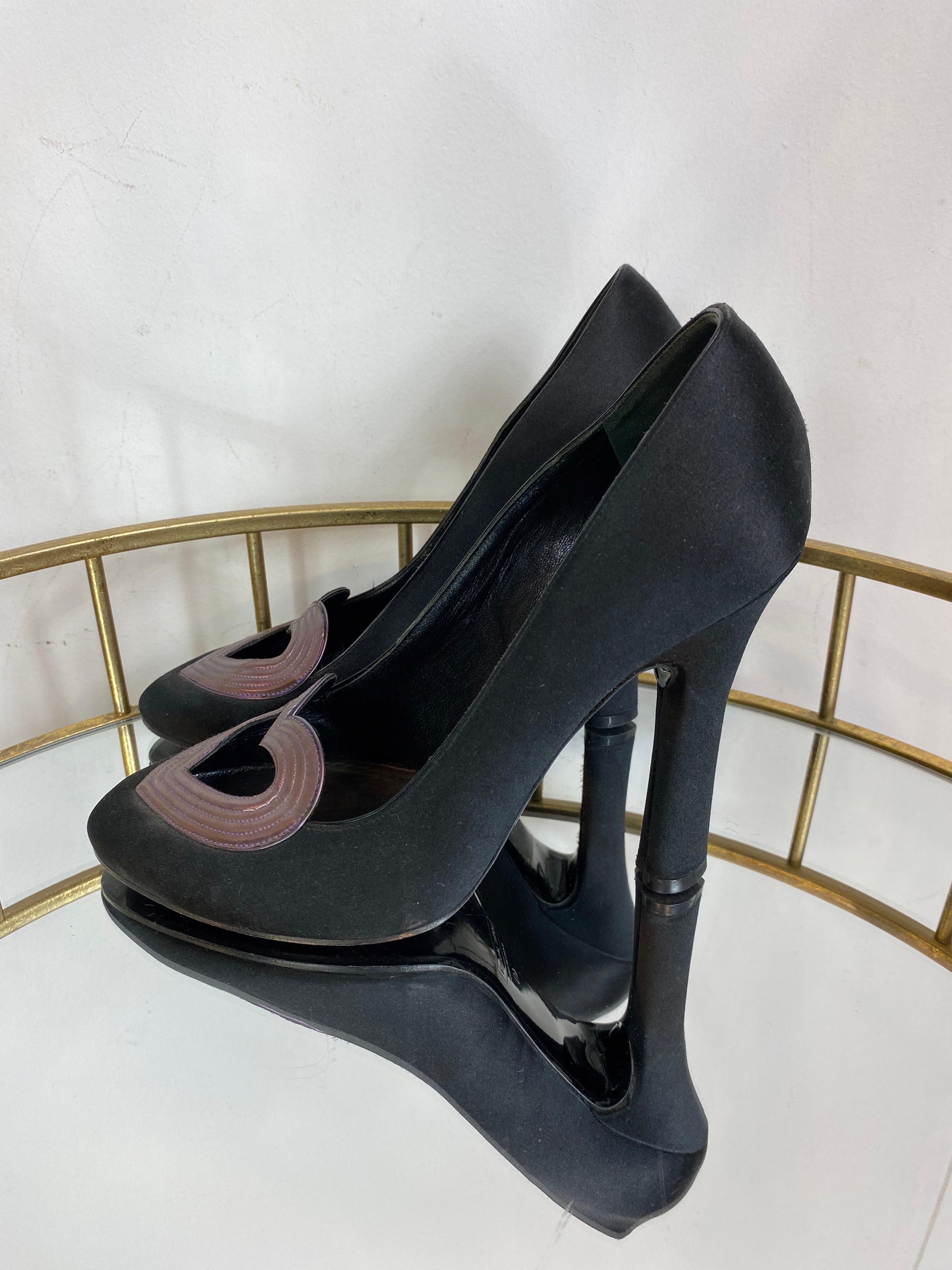 Marc Jacobs: decolletè in raso nero con inserti in pelle rosa a forma di cuore

In perfette condizioni
No. 40
Tacco 11,5 cm