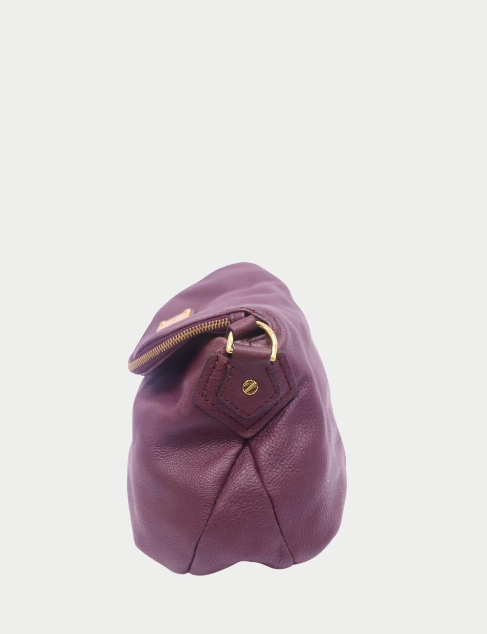 Marc Jacobs Classic Q Natasha Borsa a tracolla in pelle bordeaux

Eleva il tuo bagaglio quotidiano con l'iconica borsa a tracolla Marc Jacobs Classic Q Natasha in una ricca tonalità di bordeaux. Realizzata in morbida pelle con finiture dorate,