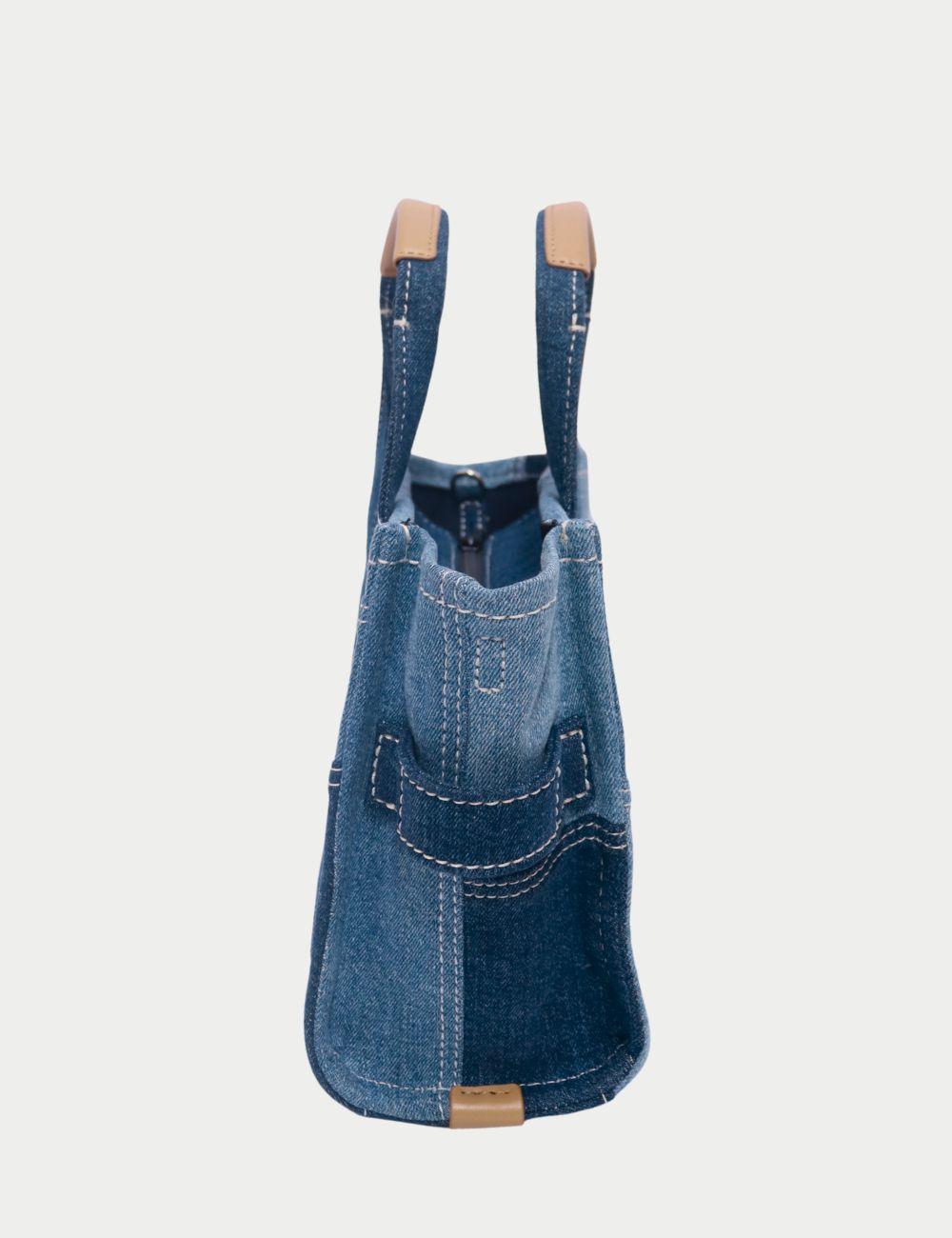 Marc Jacobs The Tote Bag - Denim Edition

Mit der kultigen Marc Jacobs The Tote Bag aus Denim setzen Sie ein gewagtes Statement für Ihren Alltag. Diese auffällige Tasche verbindet Lässigkeit mit Nützlichkeit, mit einem strapazierfähigen