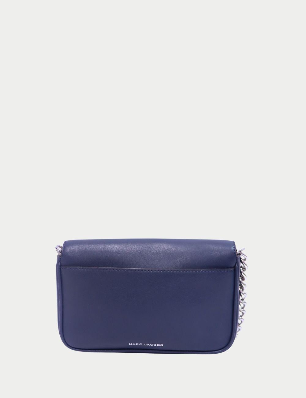 Borsa a tracolla in pelle Marc Jacobs Navy con tracolla a catena e fettuccia con logo

Lo sport incontra lo chic in questa borsa crossbody Marc Jacobs, realizzata in pelle liscia e con eleganti finiture in argento. Caratterizzata dalla chiusura con
