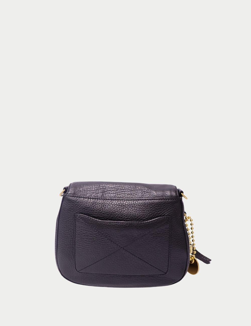 Aporta un estilo desenfadado a tus looks diarios con esta bandolera de piel negra de Marc Jacobs. Diseñada en suave piel granulada, cuenta con un bolsillo frontal con cremallera y herrajes dorados, un cierre superior con cremallera y una correa