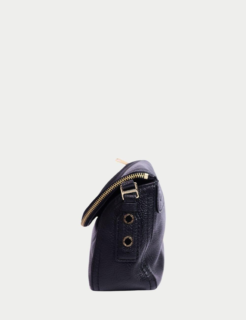 Marc Jacobs Bolso cruzado de piel granulada negra con herrajes dorados

Lleva una funcionalidad chic con este auténtico bolso cruzado de piel granulada negra de Marc Jacobs. Diseñada en suave piel granulada, esta versátil prenda tiene una solapa con