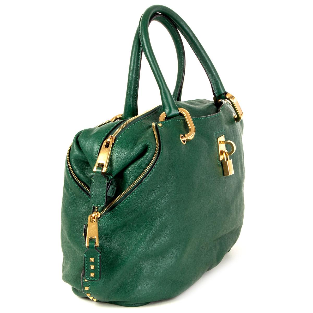 100% authentic Marc Jacobs 'Paradise Rio' bag in forest green calfskin featuring gold-tone hardware with two big side pockets. Opens with a zipper on top and is lined in grey canvas with one zipper pocket against the back and one open pocket against
