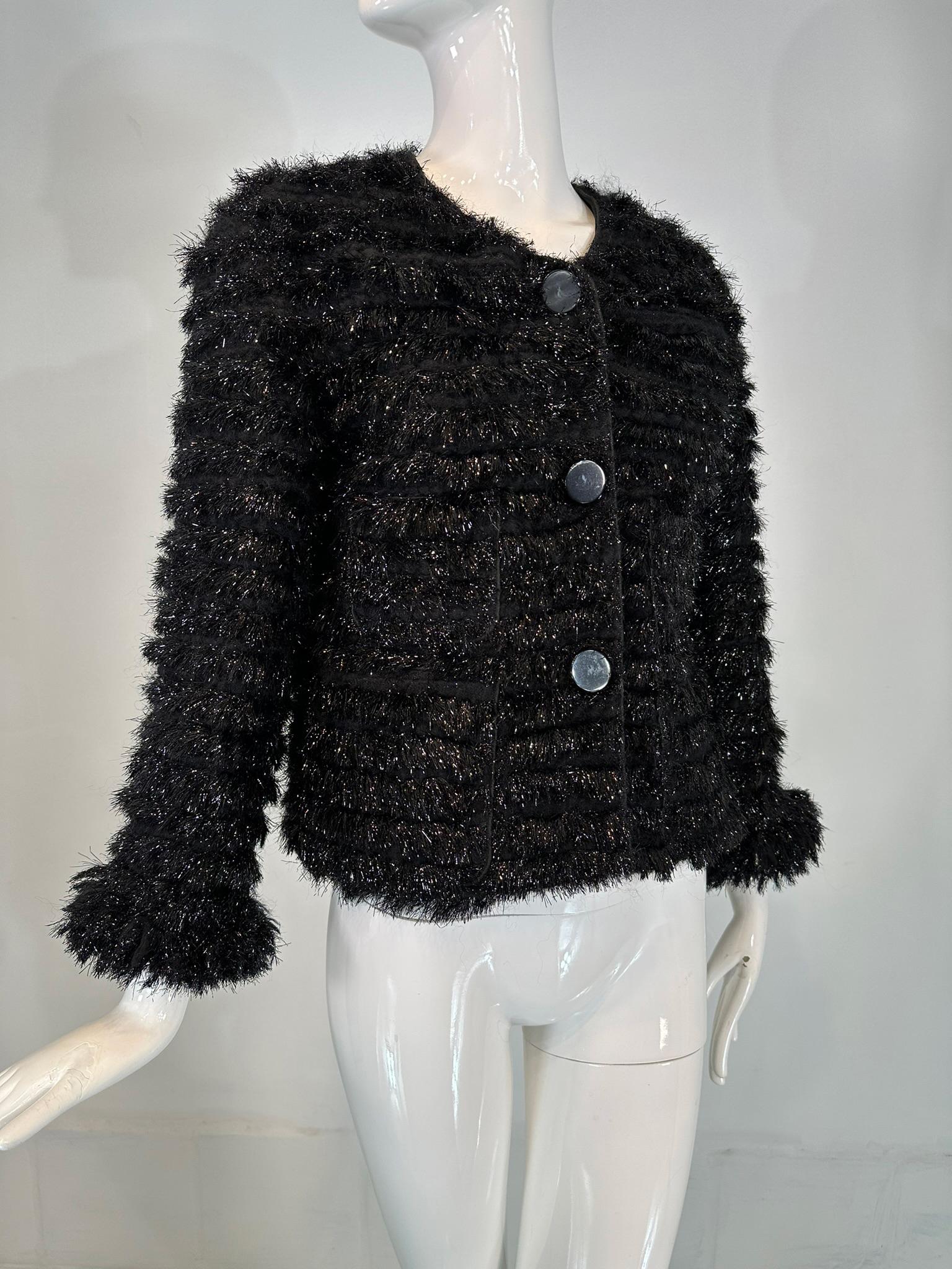 Giacca in pelliccia sintetica nera e argento di Marc Jacobs. Giacca scintillante in pelliccia sintetica nera e argento lunga fino ai fianchi (a seconda della tua altezza) con scollo a V e maniche lunghe con polsini in pelliccia sintetica. La giacca