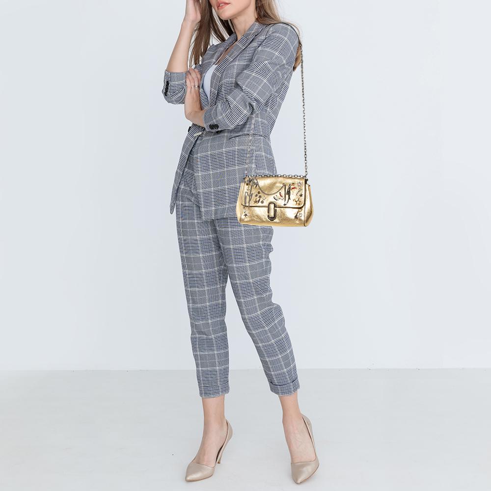 Bags are more than just a means to carry one's essentials. They express a woman's sense of style. Marc Jacobs brings you one such fabulous bag meticulously made from gold leather. This crossbody bag has a well-sized fabric interior but what really