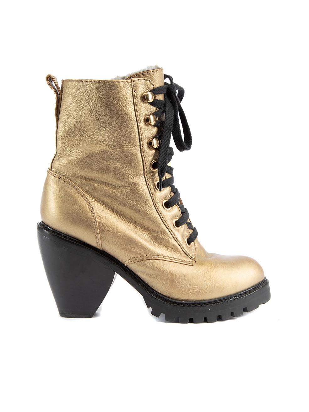 L'ÉTAT est très bon. L'usure des talons est à peine perceptible. Quelques marques d'eau sont visibles sur la matière en cuir des talons et il y a des plis sur la matière en cuir de cet article de revente d'occasion de Marc Jacobs.
 

 

 

 Détails
