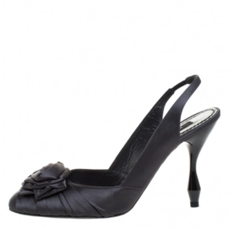 Marc Jacobs Graphite Satin Ruffle Rose Round Toe Slingback Sandals Size 36.5 im Angebot