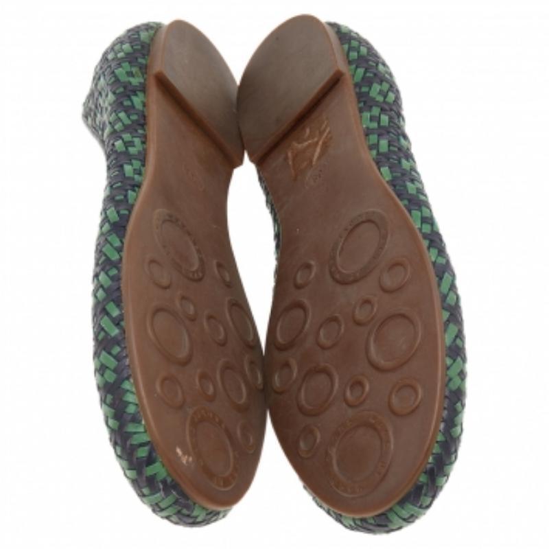 Restez décontracté et chic avec ces chaussures plates en cuir tressé. Pour être à la mode dans vos tenues décontractées, il suffit d'enfiler ces superbes ballerines de la maison Marc Jacobs. Ces chaussures vertes et noires sont dotées d'un bout rond