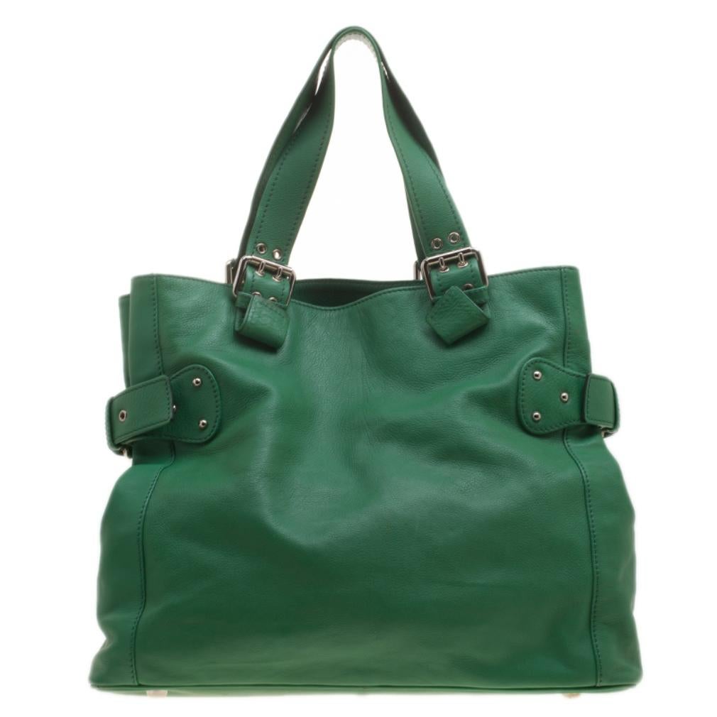 Ever wondered why Marc Jacobs is one of the best options for bags? This tote is probably why. Flaunt a phenomenal style with this one in striking green leather. Designed with suede lining, this can store all your essentials and is an essential work