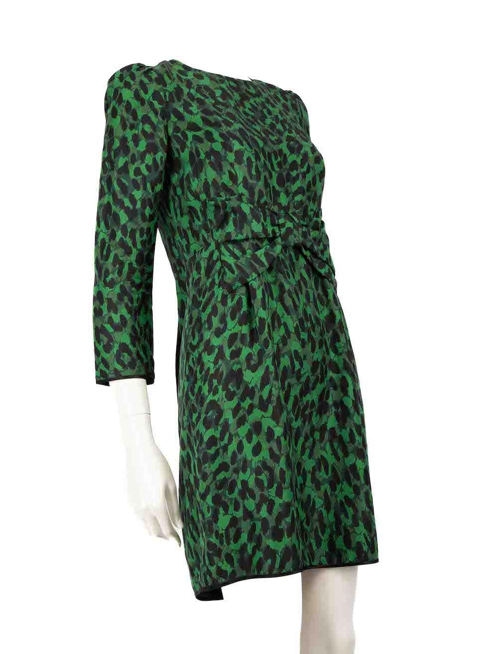 El ESTADO es Bueno. Se aprecian pequeños desgastes en el vestido. Ligeros signos de desgaste en la etiqueta de la marca, que se ha desprendido por un lado. Esta prenda de segunda mano del diseñador Marc Jacobs presenta decoloraciones en el escote y