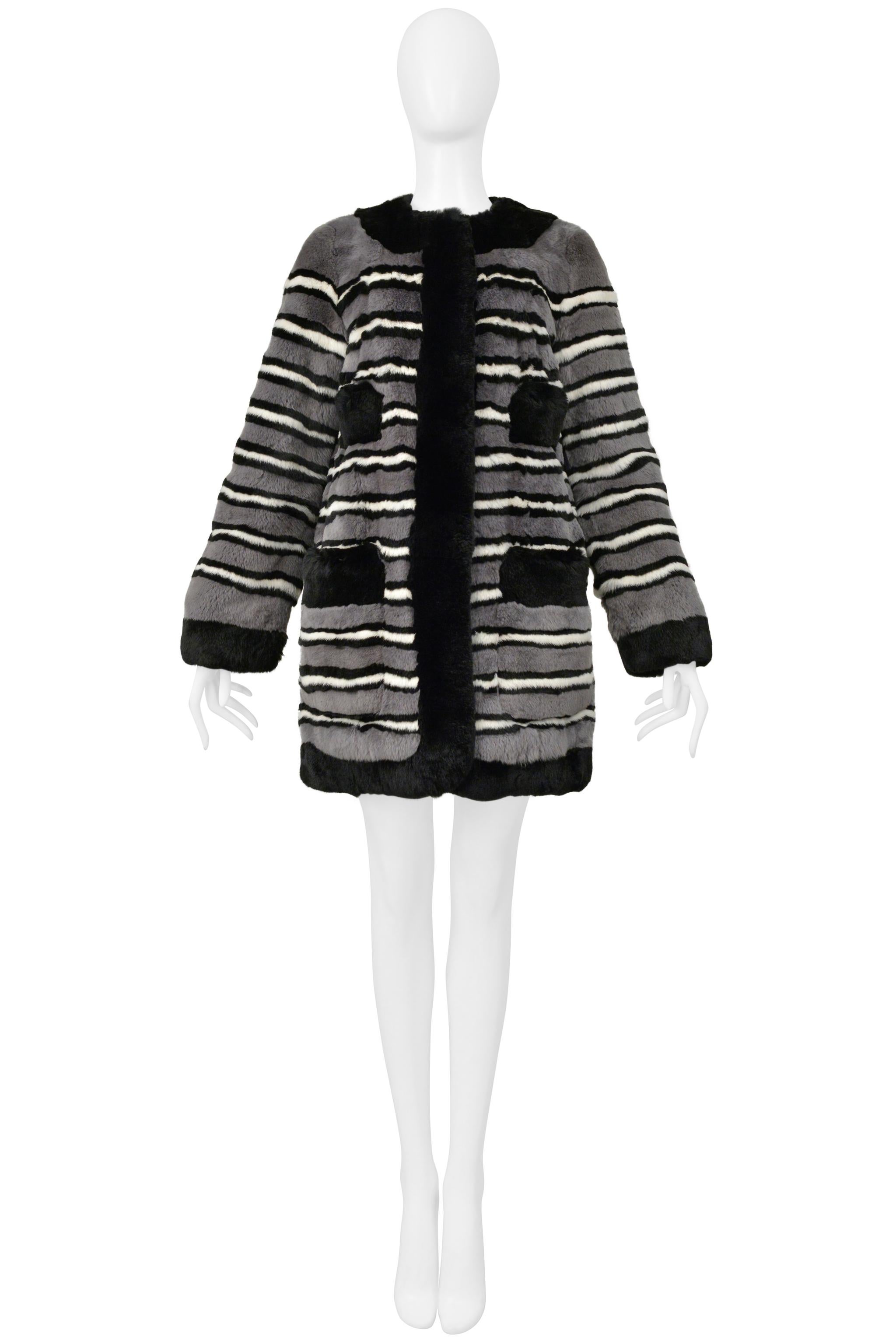 Resurrection è entusiasta di presentare uno splendido cappotto in pelliccia di coniglio a righe grigie e nere di Marc Jacobs della Collection'S 2014, caratterizzato da una vestibilità oversize, bottoni frontali nascosti, senza colletto, tasche a
