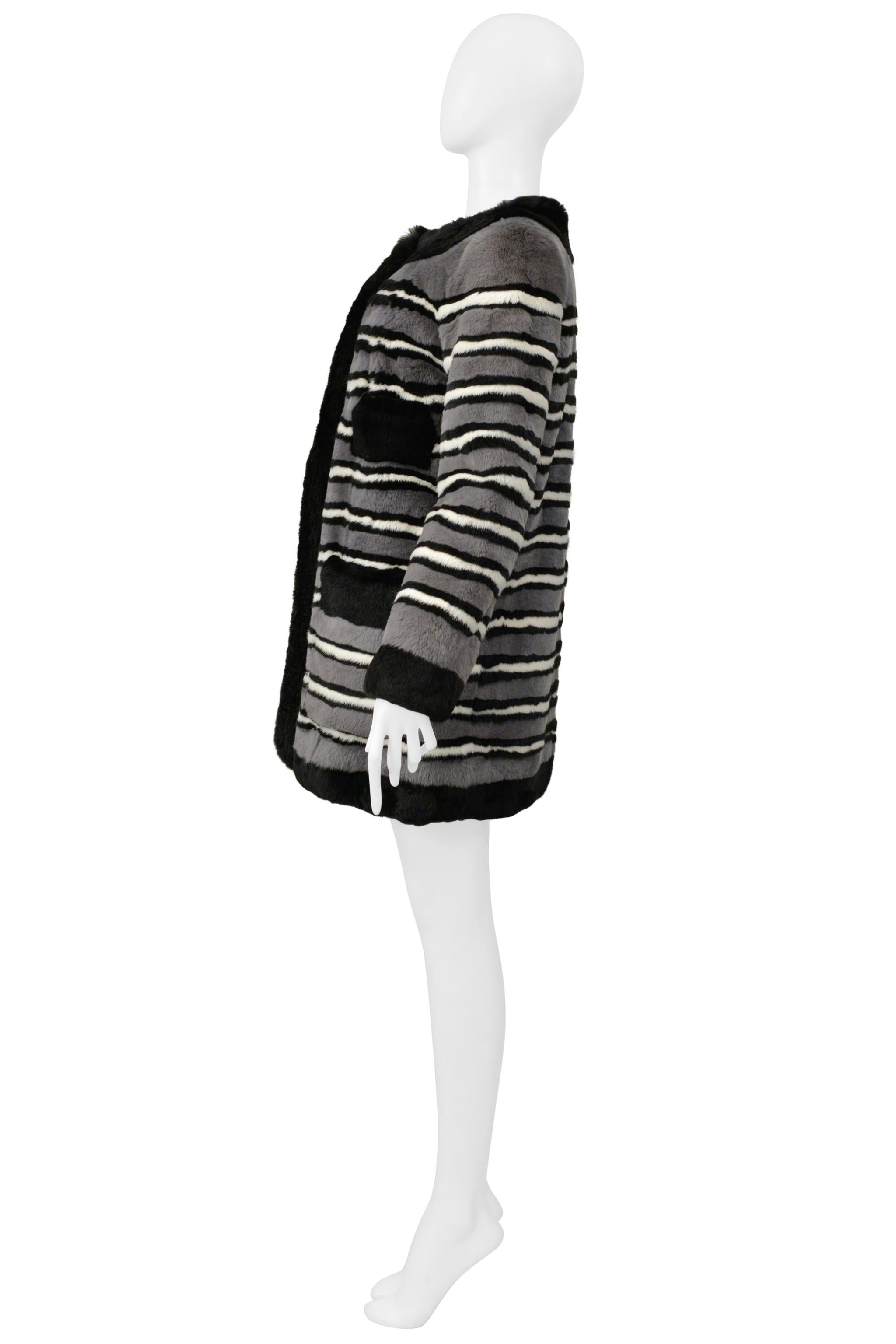 Marc Jacobs Cappotto in pelliccia di coniglio a righe grigie e nere 2014 in vendita 1