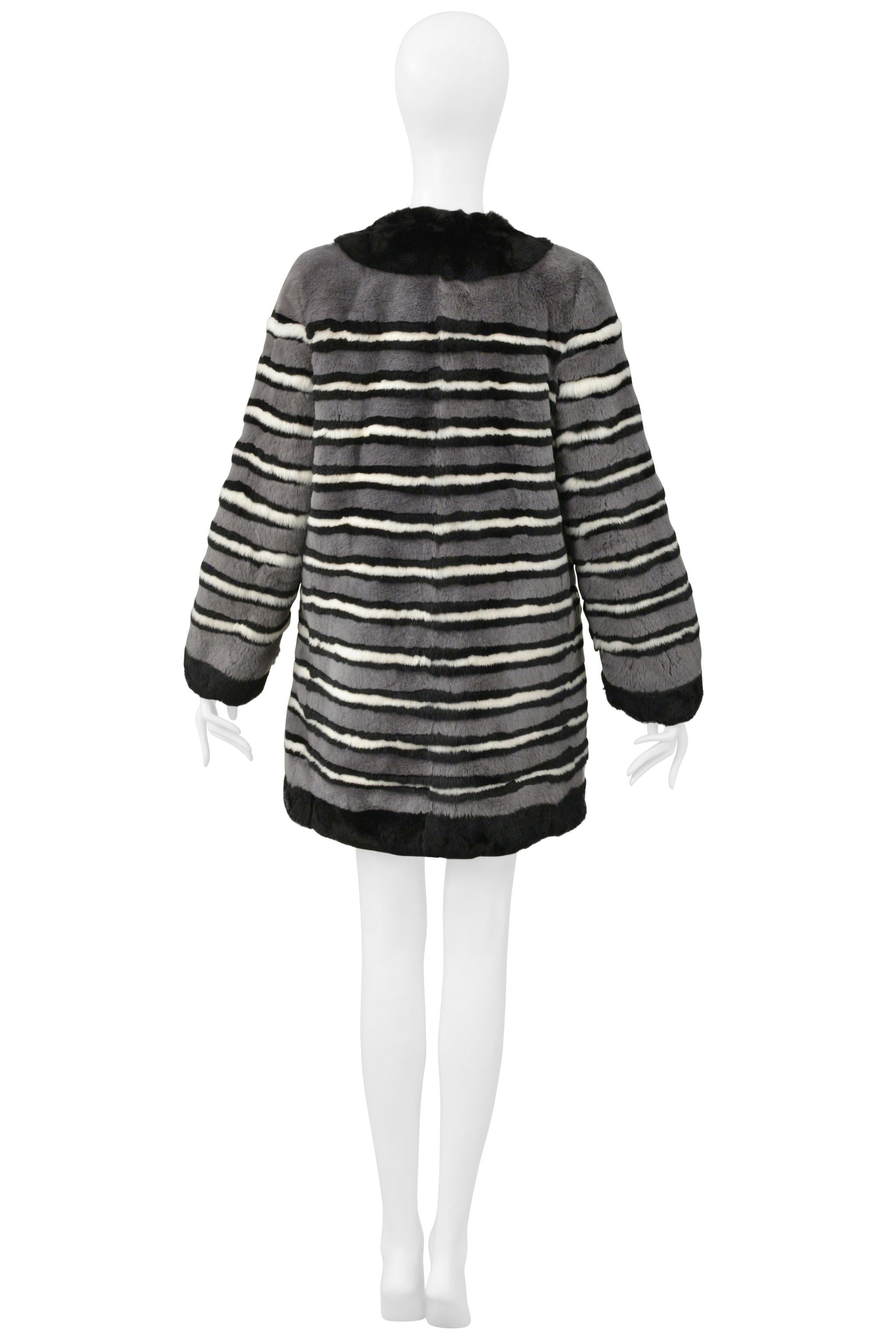 Marc Jacobs Cappotto in pelliccia di coniglio a righe grigie e nere 2014 in vendita 3