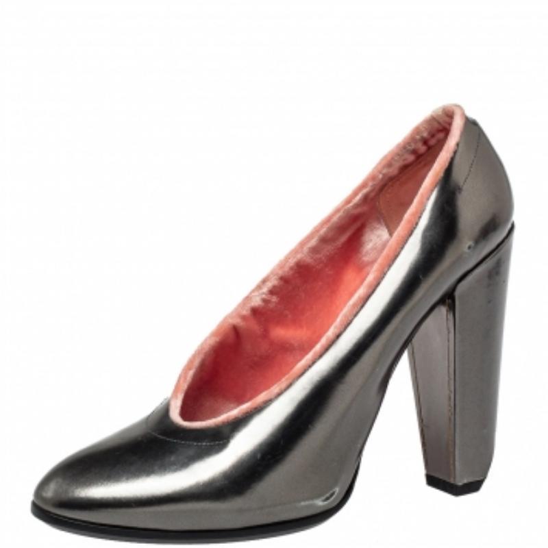 The appealing design and comfortable quality make this Marc Jacobs pair a great purchase. Crafted from leather, these pumps carry a grey exterior, pink velvet lining, and 12 cm block heels