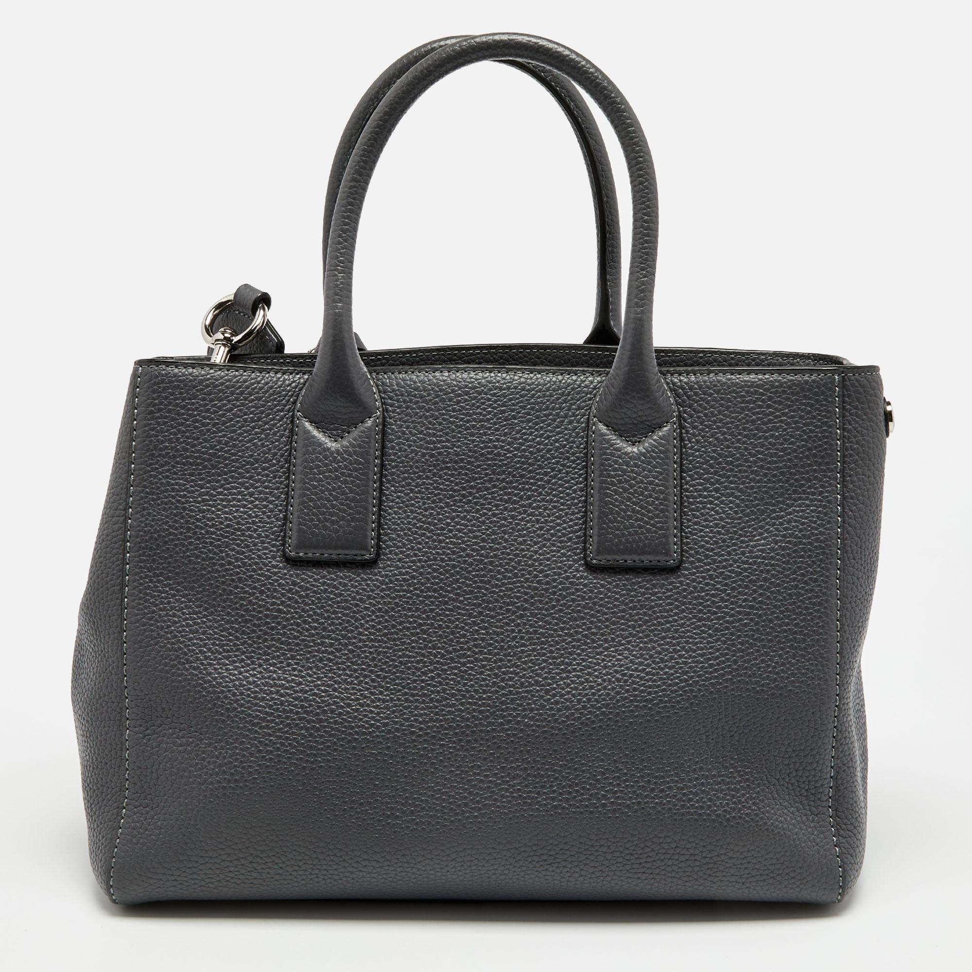 Complete your look instantly with this wonderful Marc Jacobs tote. Crafted from leather, the grey bag is a versatile creation to own. The interior is lined with canvas, and the bag flaunts a zip pocket on the front. Carry it using the dual handles