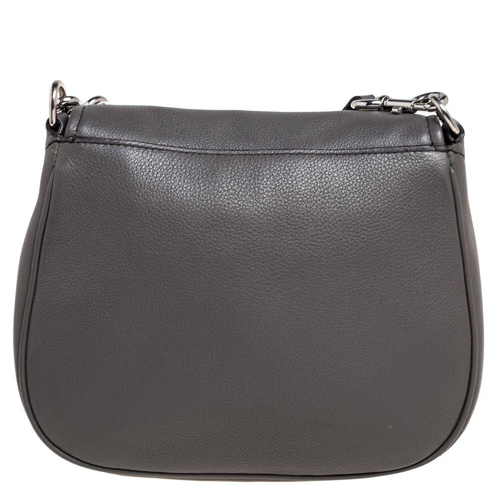 This mini Empire City crossbody bag from Marc Jacobs is a must-have creation. It is designed using grey leather on the exterior. It comes with an adjustable 50 cm shoulder strap, silver-toned hardware, and a fabric-lined interior. Add this bag to