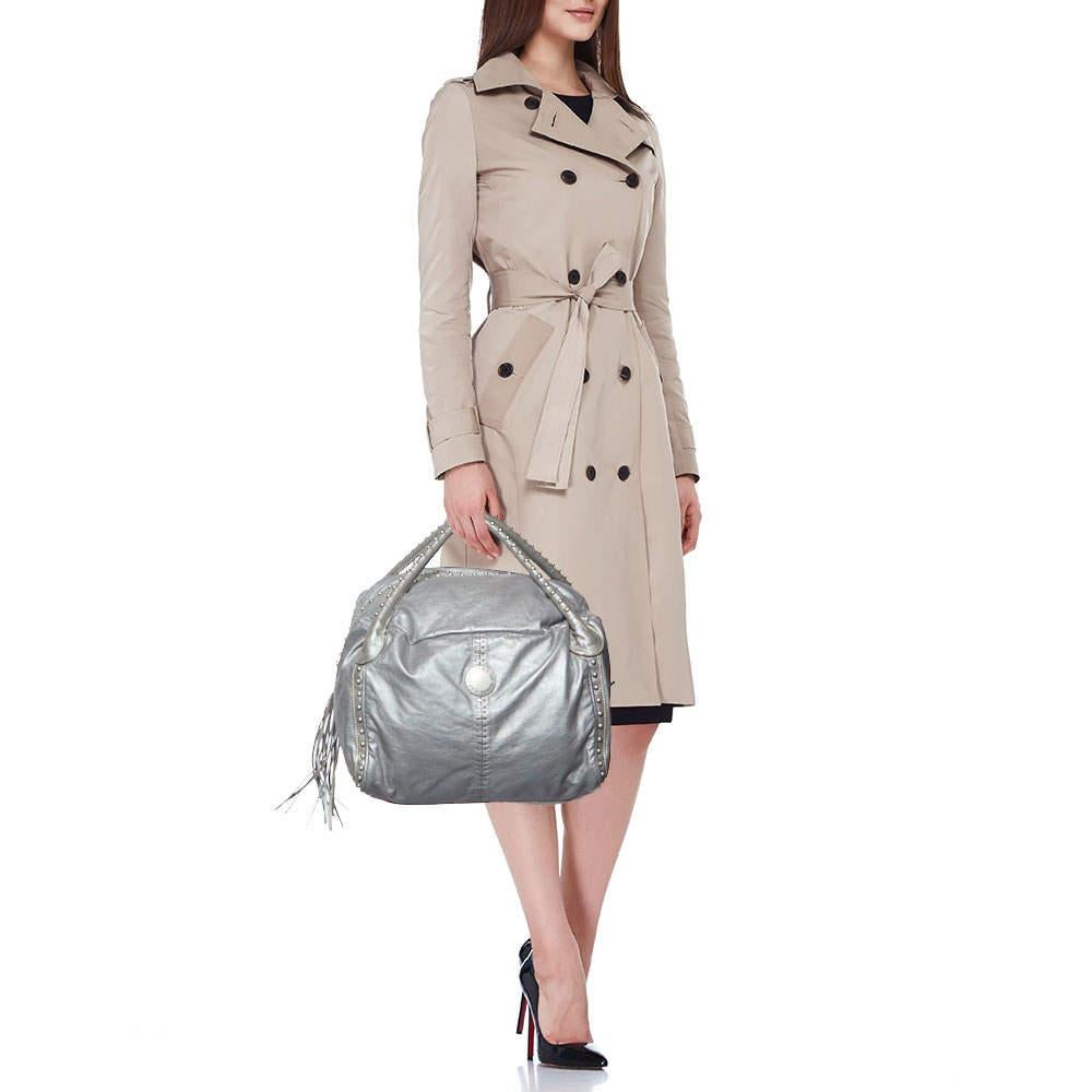 This hobo is tailored to exude finesse and functionality while completing your ensemble with style. It features a well-crafted exterior adorned in a lovely hue and a spacious interior. Add some extra style to your everyday looks with this marvelous