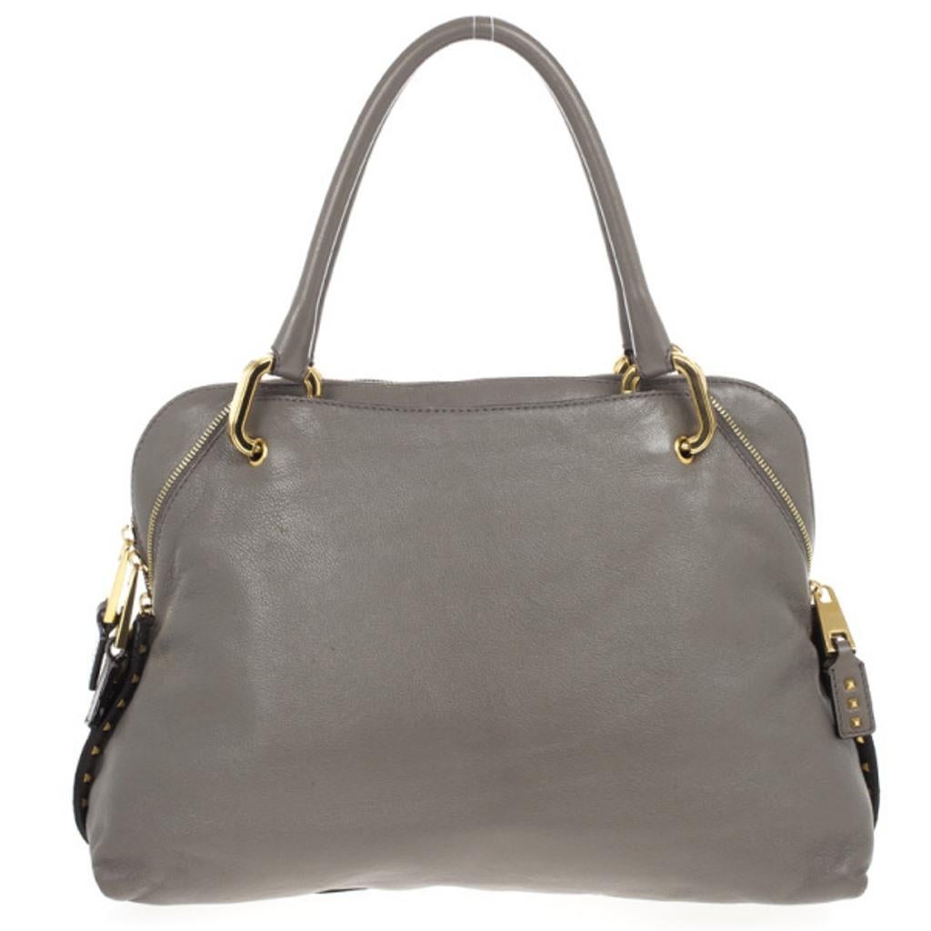 Pair this versatile Marc Jacobs Grey Paradise Little Janice Bag with all of your outfits. It is crafted from grey leather and features a front Marc Jacobs engraved lock, rolled double handles, gold-tone hardware and a studded trim. The interior is