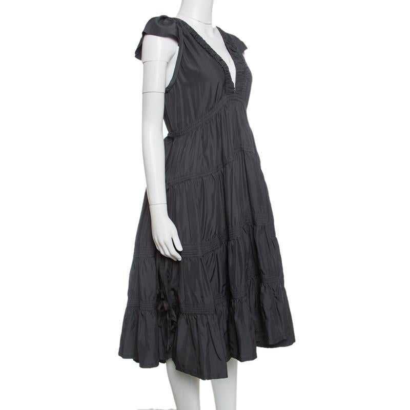 A splendid balance of comfort and style, this 100% silk dress is a closet staple. Undaunted and exquisite, you cannot go wrong with this grey piece, be it any occasion. Coming from the luxury fashion house of Marc Jacobs, this one is an ideal