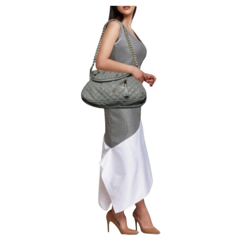 Ogni donna ha bisogno di una borsa che sia elegante e funzionale, proprio come questa cartella Cecilia di Marc Jacobs. Realizzata in pelle trapuntata grigia, presenta una zip frontale, due manici e una tracolla. Questa borsa dal design unico è
