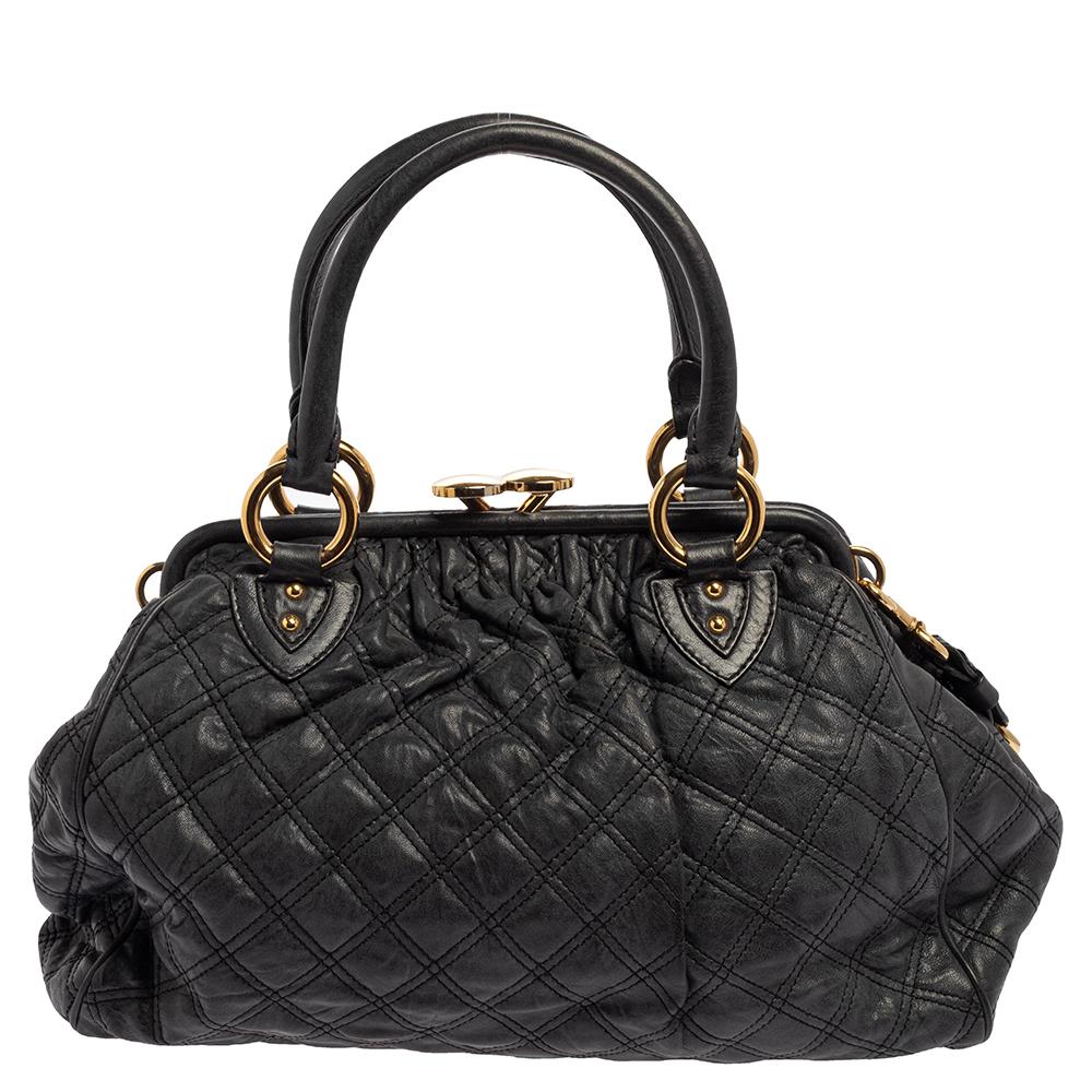 This Marc Jacobs design has a black quilted exterior crafted from leather and enhanced with gold-tone hardware. This elegant Stam bag features a kiss-lock top closure that opens to a fabric interior, dual top handles, and a removable chain that