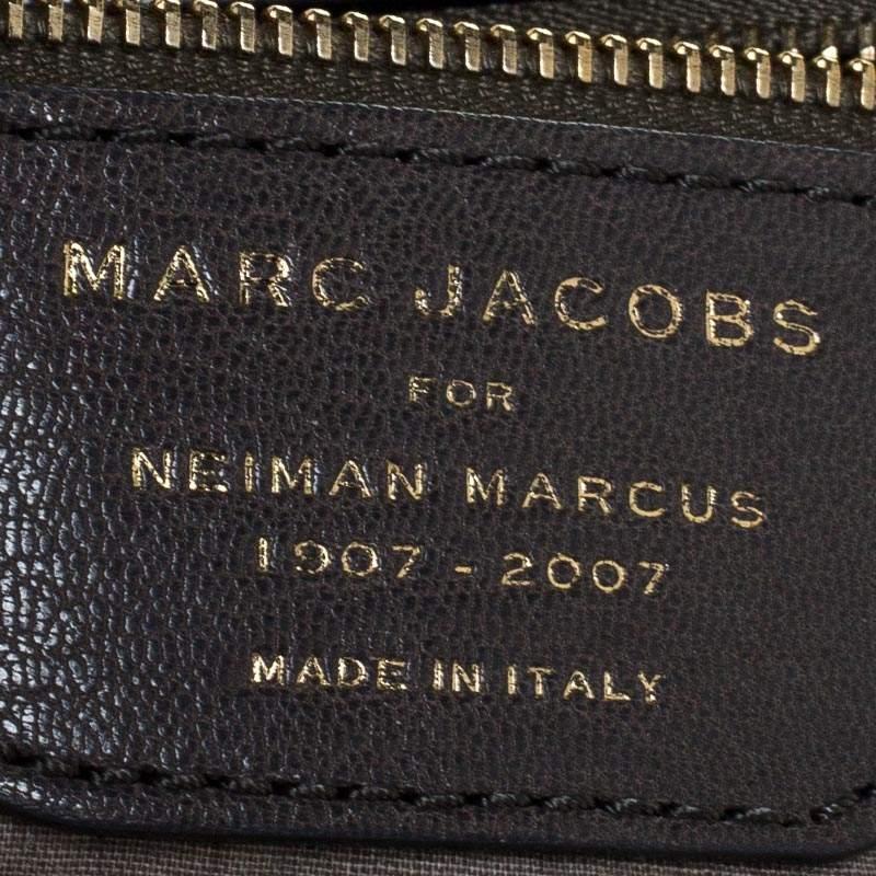 Marc Jacobs Grau/Silber gesteppte Leder-Umhängetasche mit Stam im Zustand „Gut“ im Angebot in Dubai, Al Qouz 2
