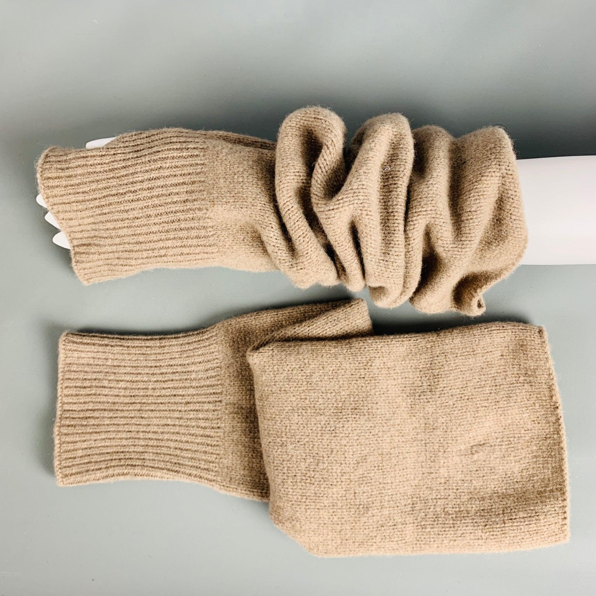 MARC JACOBS 2012 arm warmers comes in a grey and taupe ribbed knit cashmere and wool blend featuring a fingerless style. Made in Italy. Very Good Pre-Owned Condition. 

Marked:   one size 

Measurements: 
  Width: 5 inches Length: 19.5 inches  
  
 